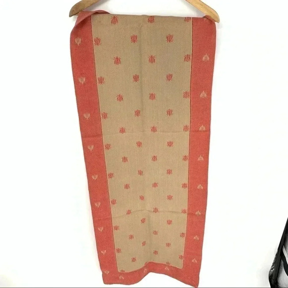 Giuliana Ricami Tuscan Linen Jacquard Honeybee Table runner - Picture 2 of 8